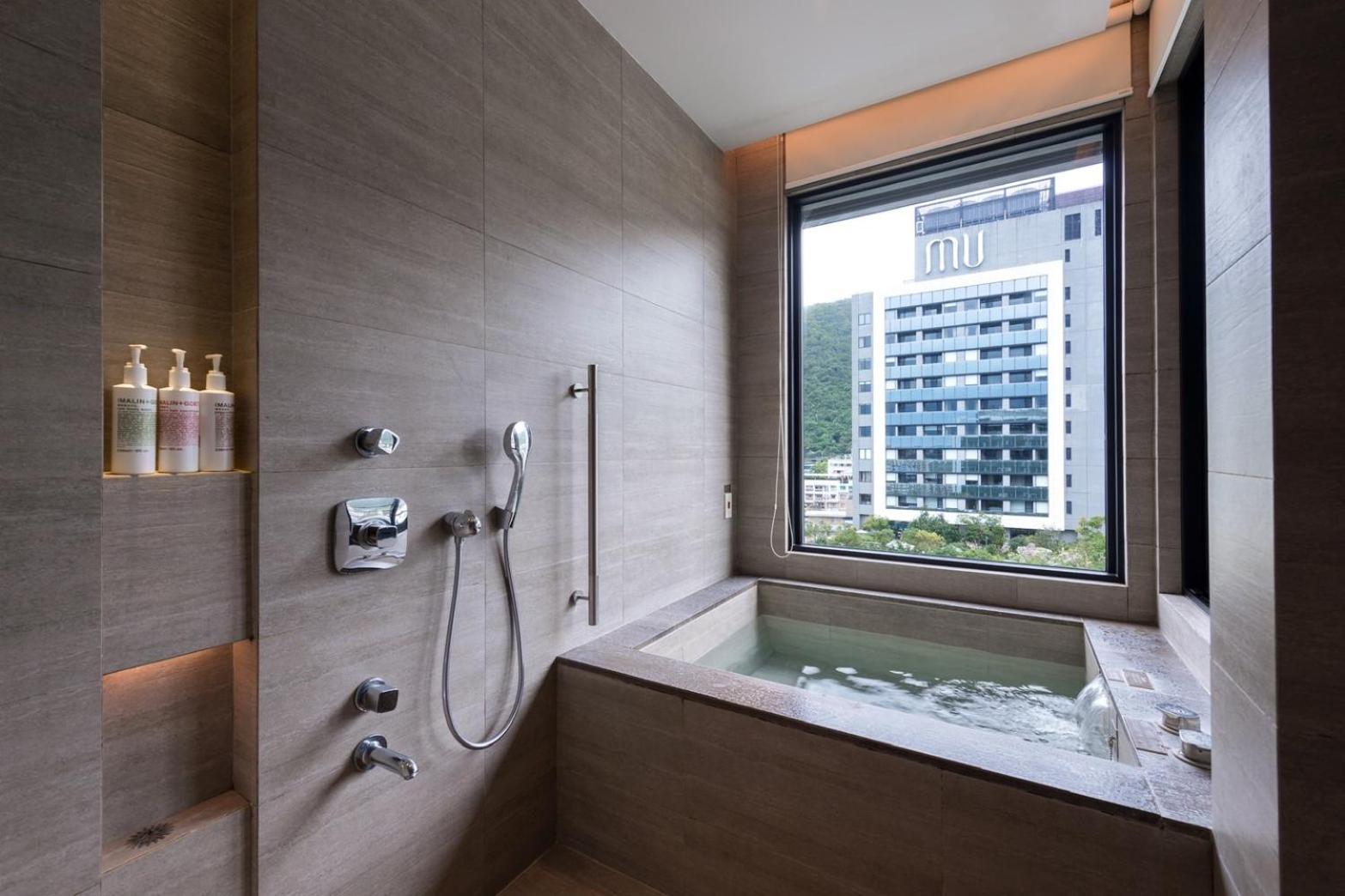 Mu Jiaoxi Hotel Exterior foto A modern Japanese-style bathroom with a deep bathtub