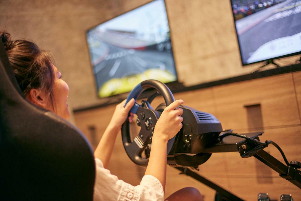 Mu Jiaoxi Hotel Exterior foto A woman playing a racing video game